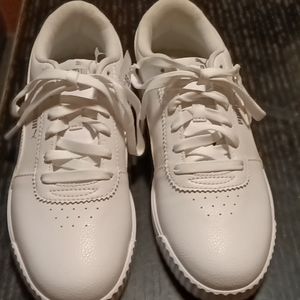 Women's 9 1/2 pa gym shoe new